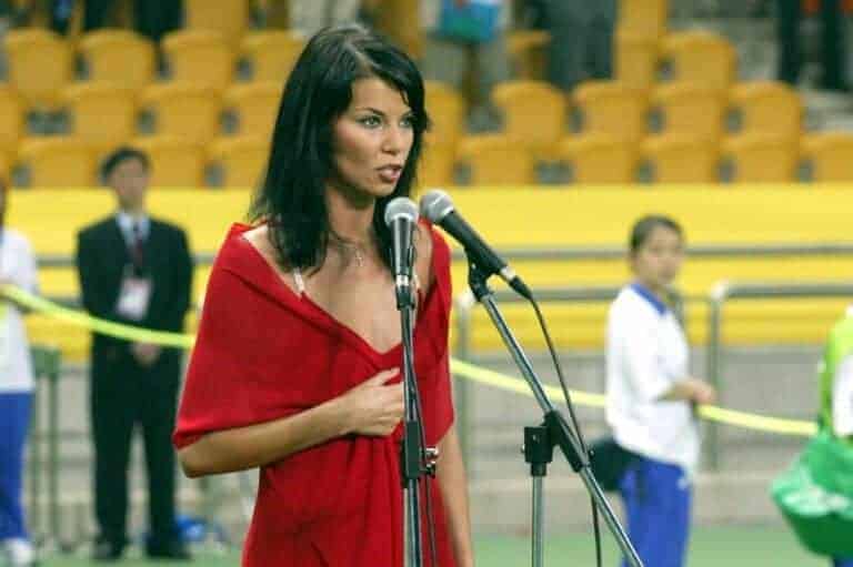 Edyta Górniak śpiewa na scenie podczas wydarzenia.