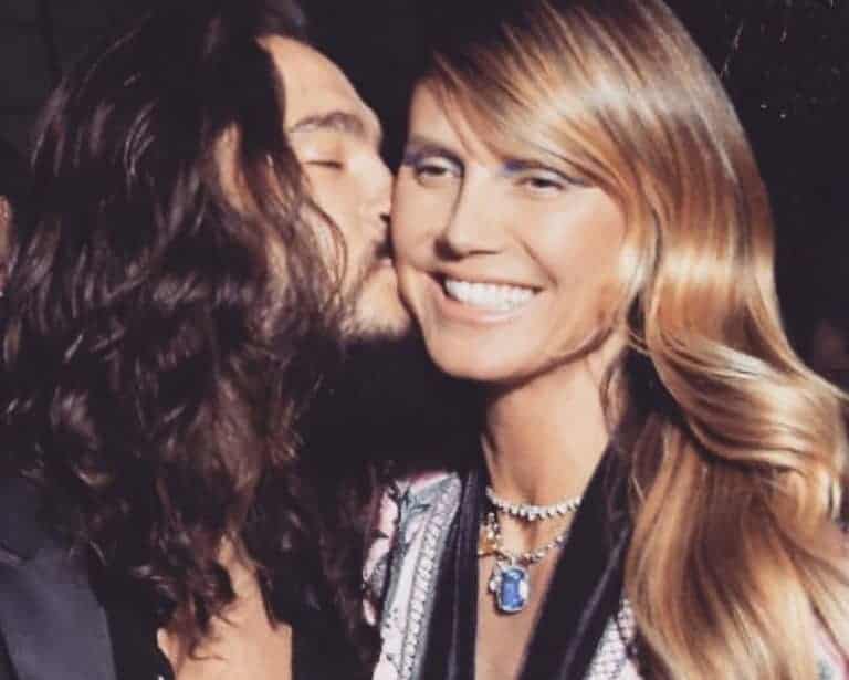 Heidi Klum i partner w romantycznym uścisku, szczęśliwi i uśmiechnięci.