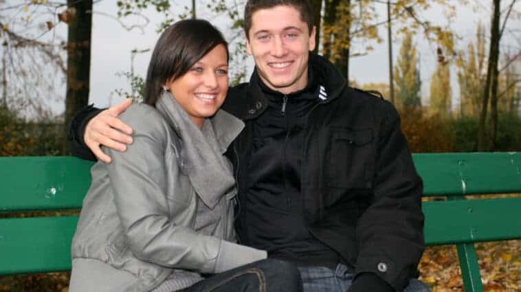 Anna Lewandowska i jej mąż na ławce w parku jesienią.