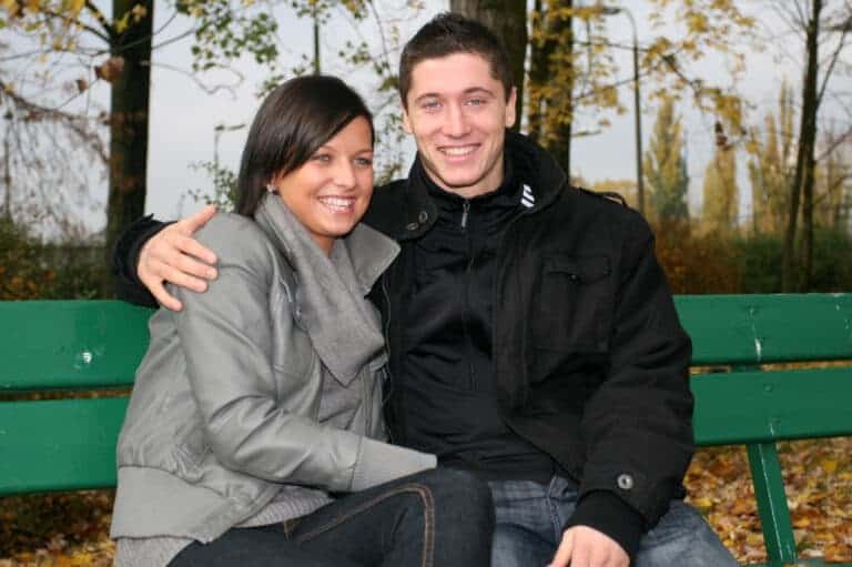 Anna Lewandowska i jej mąż na ławce w parku jesienią.