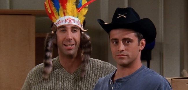 Dwóch mężczyzn w kostiumach, jeden z nich w kapeluszu cowboya.