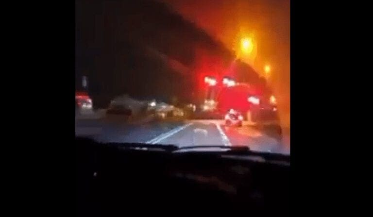 Wypadek samochodowy w Krakowie, pożar i chaos na drodze.