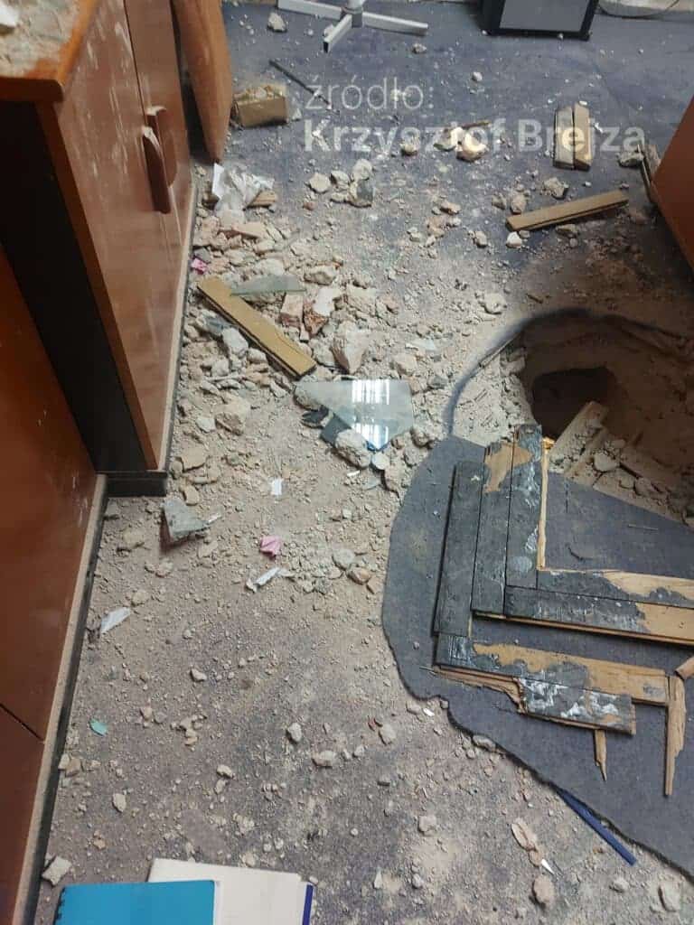 Zniszczone pomieszczenie po wybuchu granatnika w Komendzie Głównej Policji.