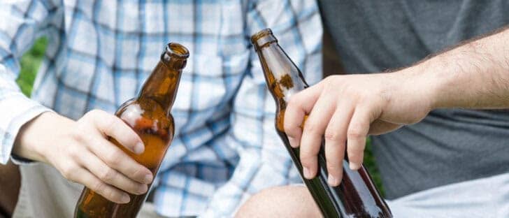 Uczniowie piją piwo podczas rozpoczęcia roku szkolnego.