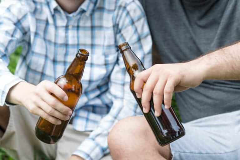 Uczniowie piją piwo podczas rozpoczęcia roku szkolnego.