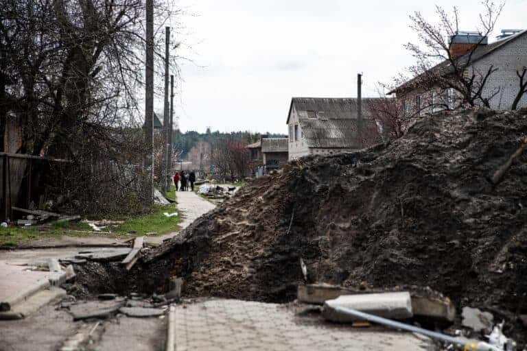 Zalane ulice i zniszczone chodniki po powodzi.