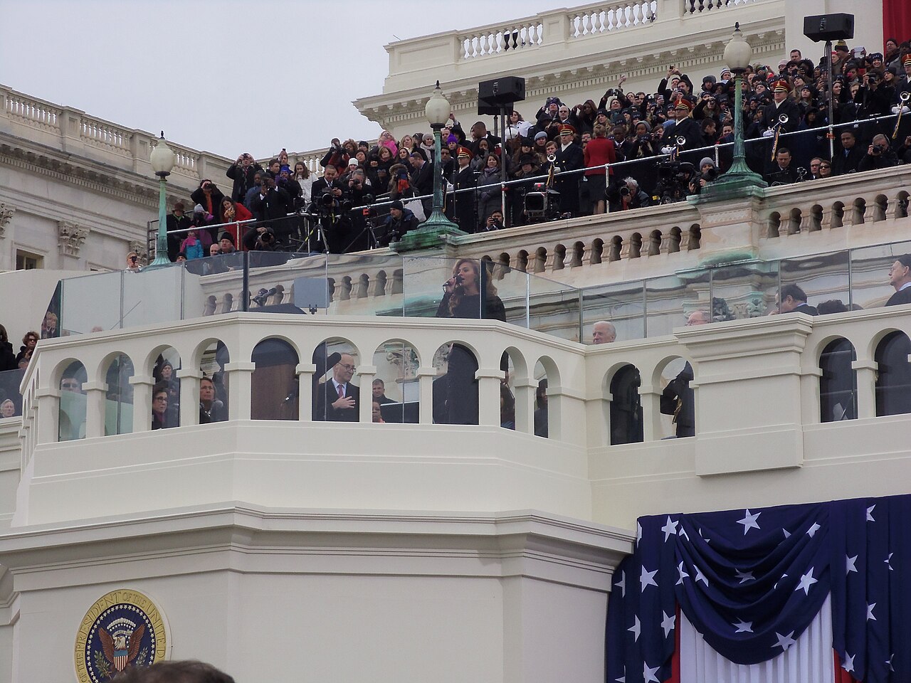 Beyoncé trzyma mikrofon podczas wykonywania hymnu w trakcie inauguracji Baracka Obamy 21 stycznia 2013 roku w Waszyngtonie