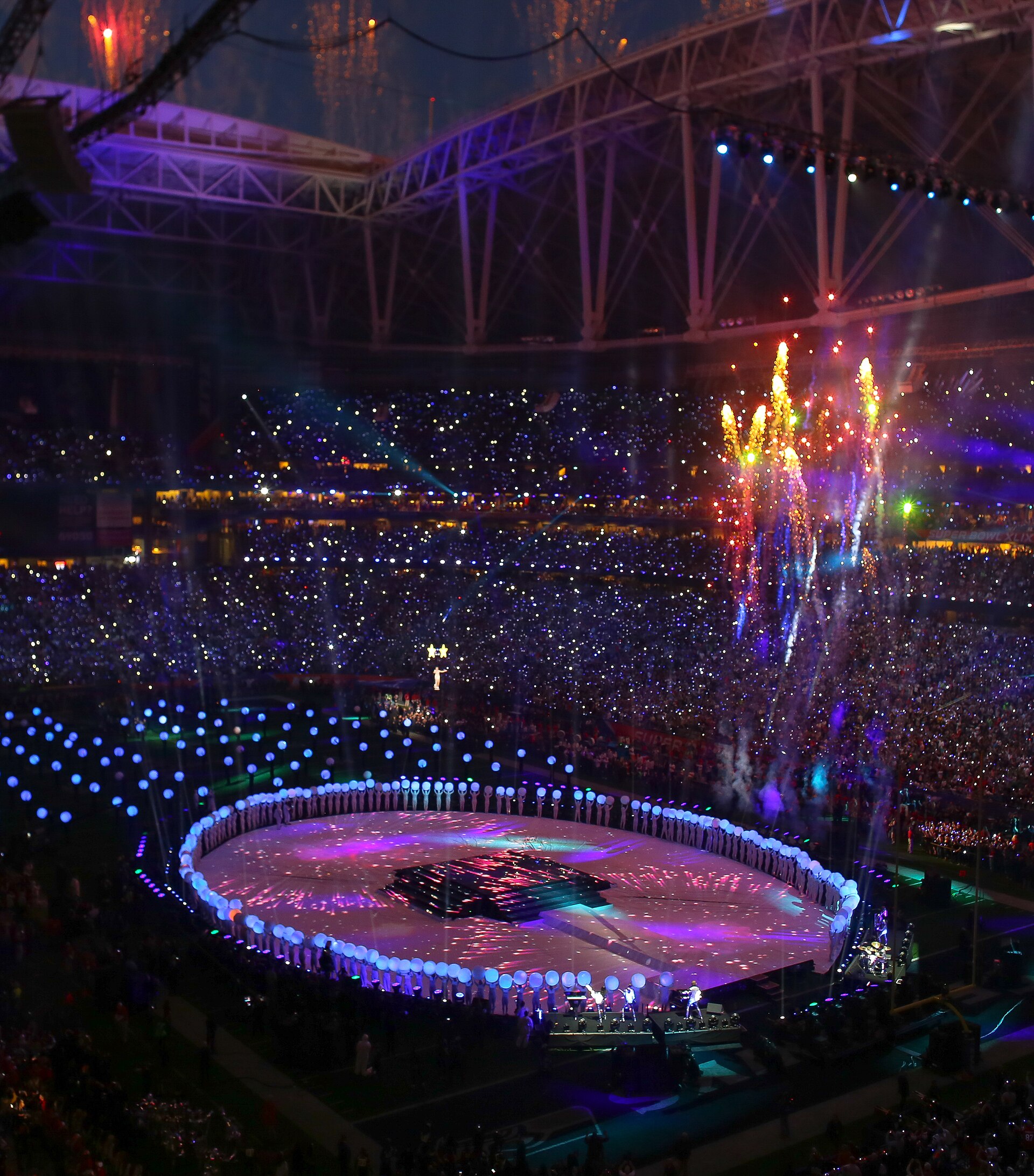 Panorama stadionu Super Bowl XLIX z rozbłyskami fajerwerków podczas finału koncertu Katy Perry