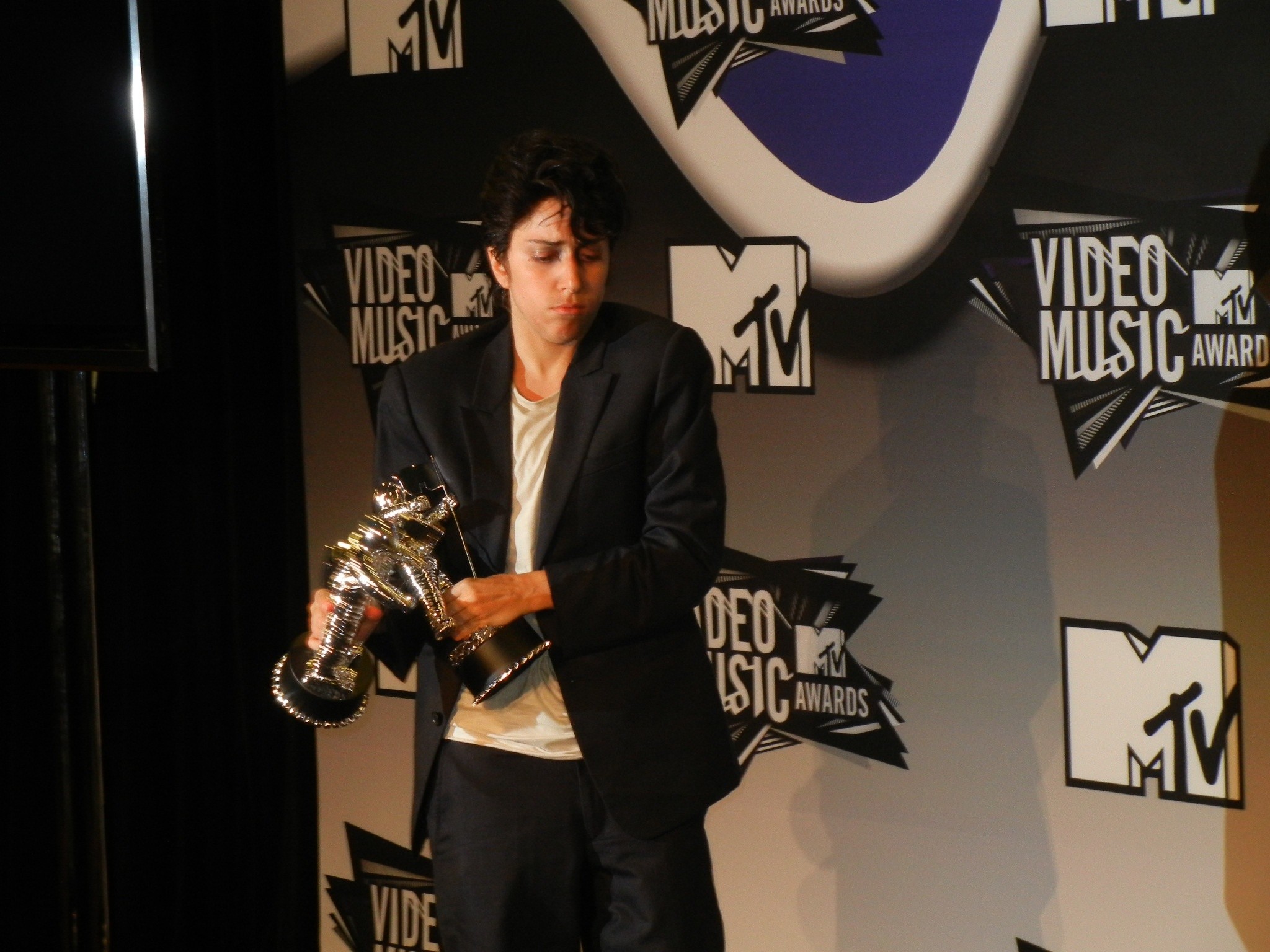 Lady Gaga przebrana za Jo Calderone w męskim czarnym garniturze podczas MTV Video Music Awards 2011