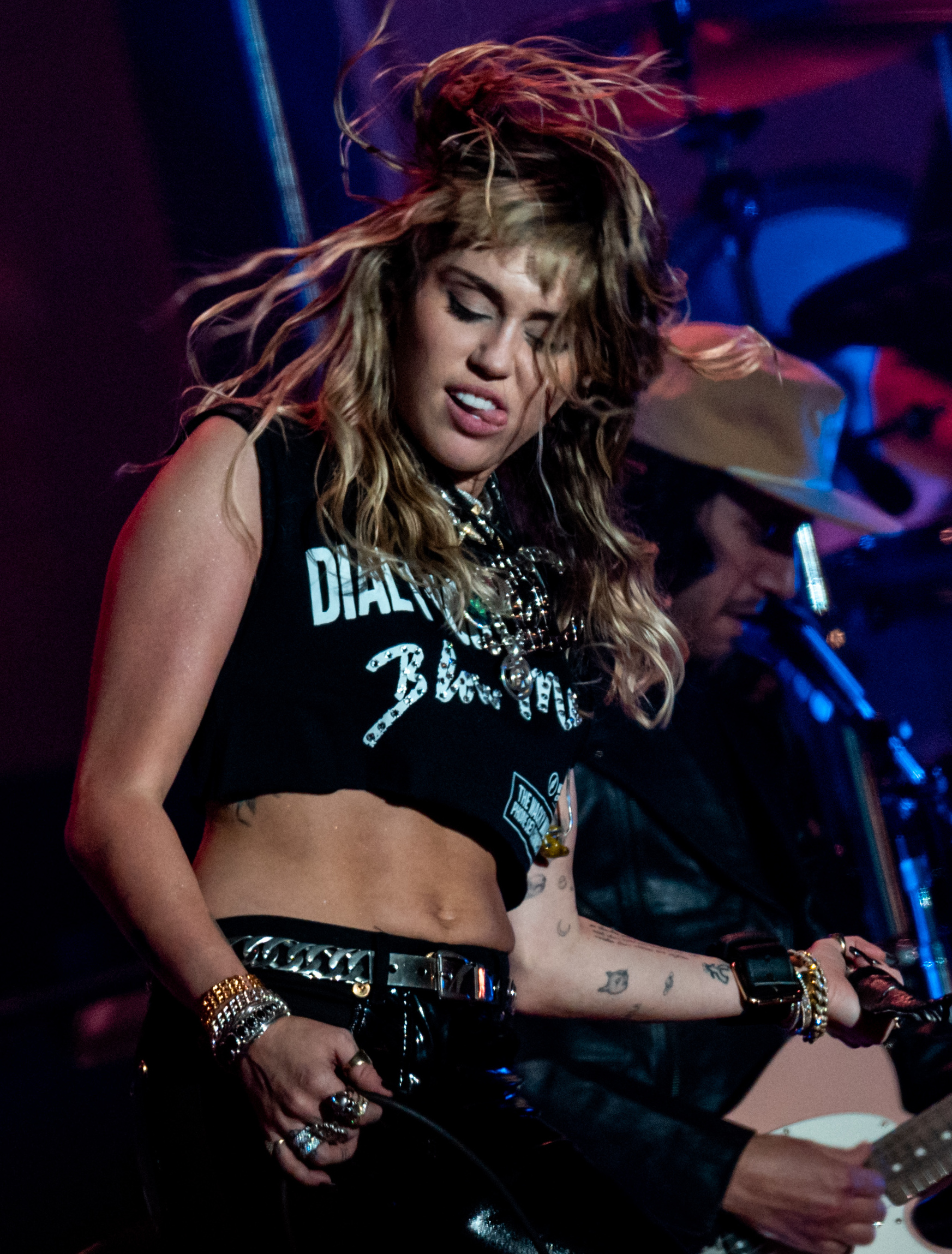 Miley Cyrus na scenie Primavera Sound 2019, w krótkim czarnym topie i z długimi jasnymi włosami