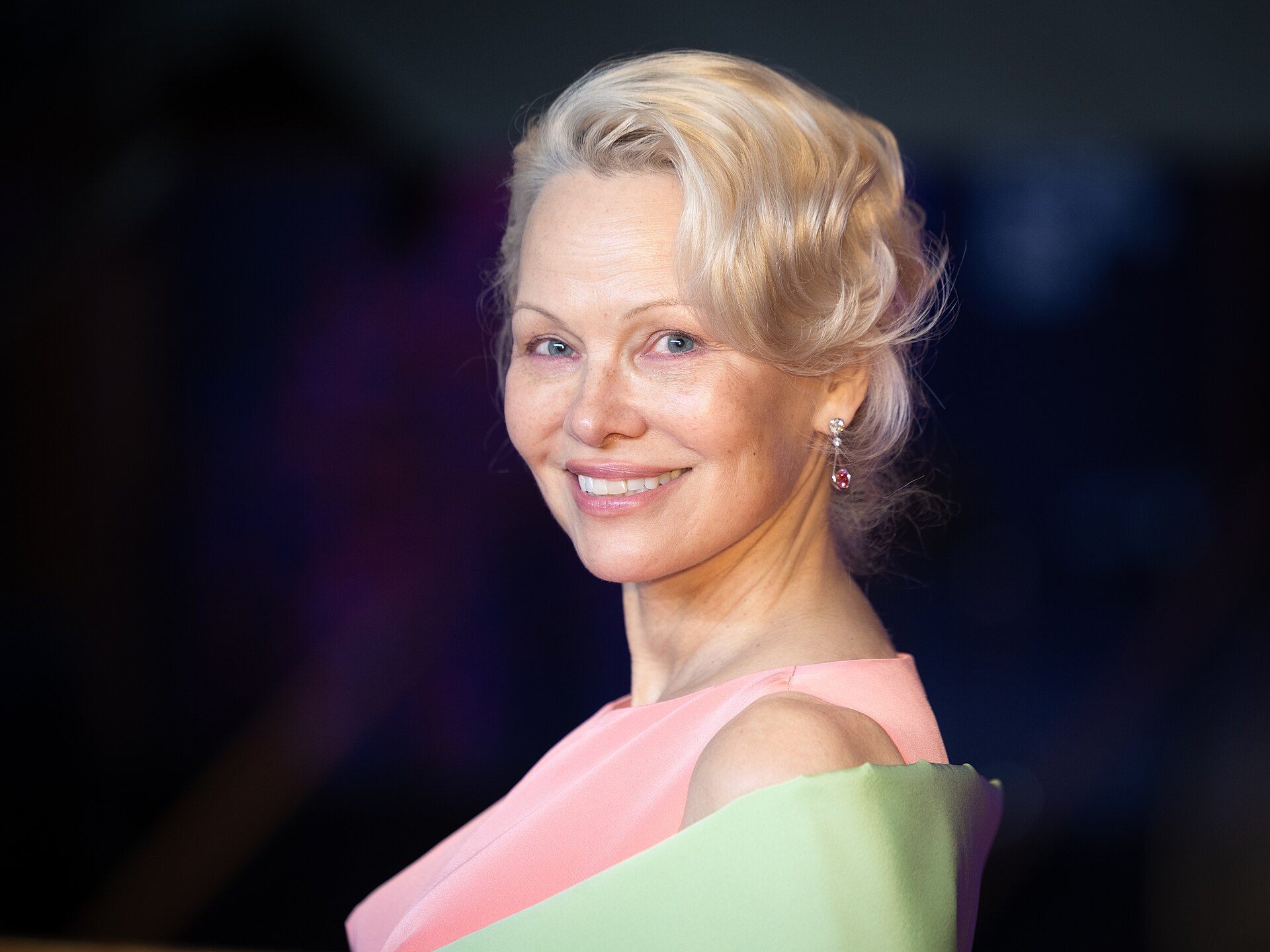Pamela Anderson na Berlinale 2026 w pastelowej kreacji, z delikatnym makijażem i upiętymi blond włosami