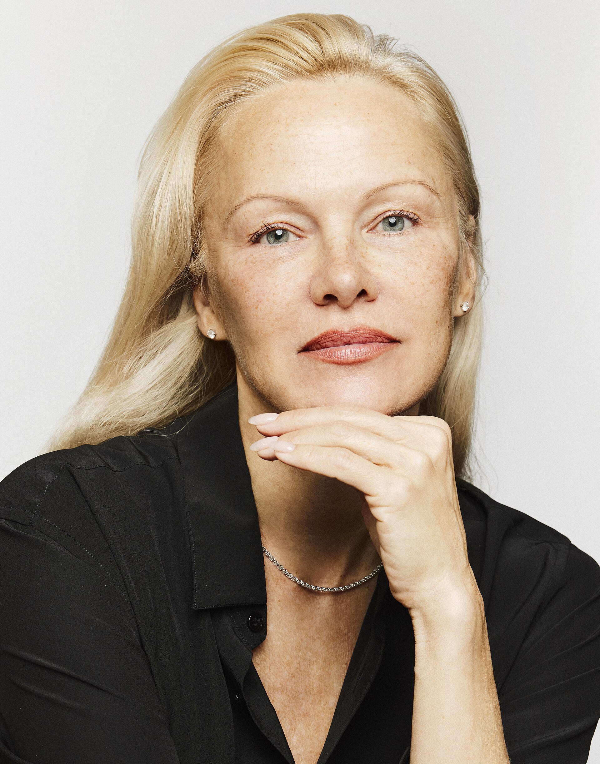 Naturalny portret Pameli Anderson z 2024 roku wykonany przez Normana Wonga, widoczna delikatna cera i piegi