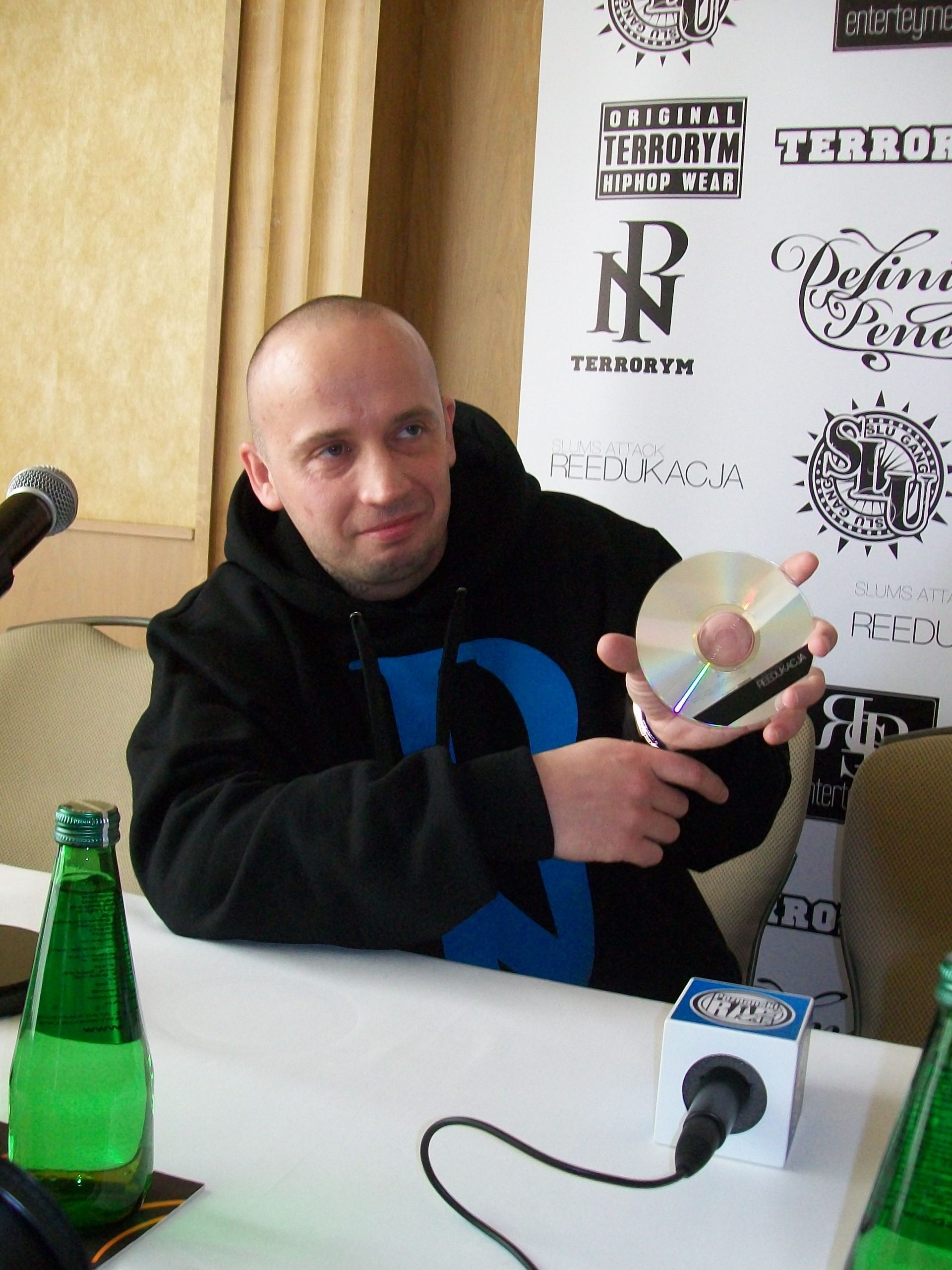 Ryszard Peja Andrzejewski podczas konferencji prasowej w Poznaniu w 2011 roku
