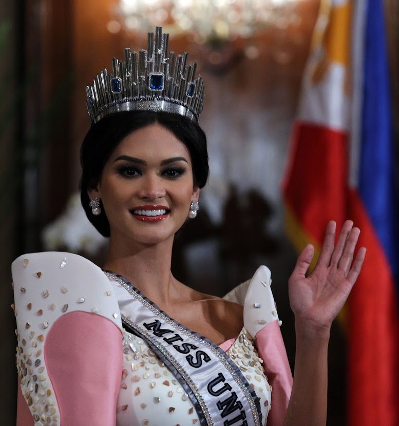 Pia Wurtzbach z koroną Miss Universe podczas oficjalnego spotkania w styczniu 2016 roku