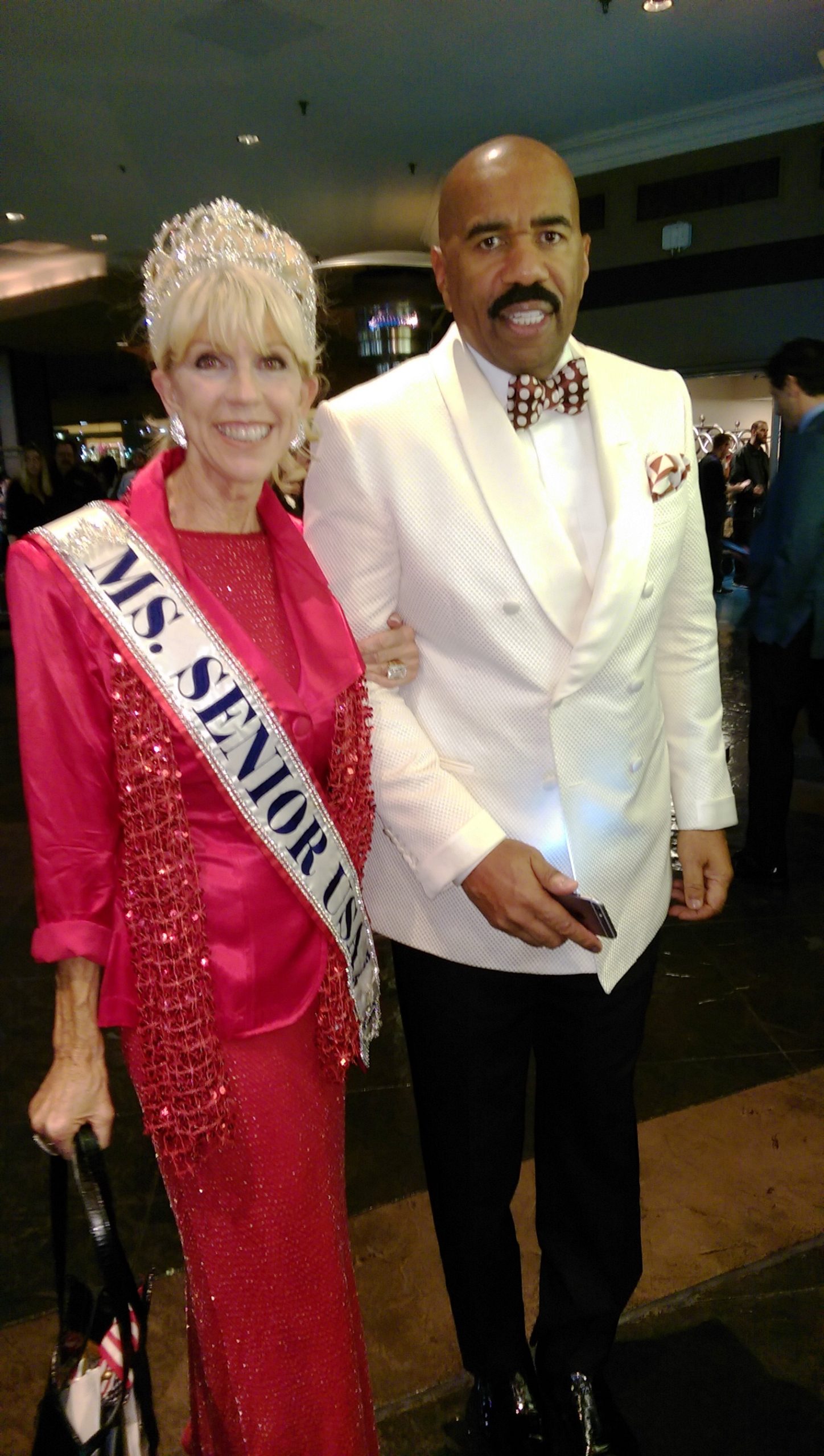 Steve Harvey w białej marynarce podczas Miss Universe 2015 obok Kat Ray