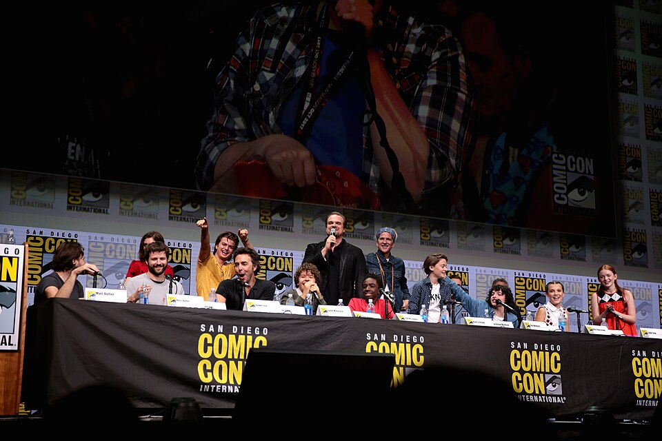 Aktorzy i twórcy serialu Stranger Things podczas panelu Comic-Con w San Diego w 2017 roku