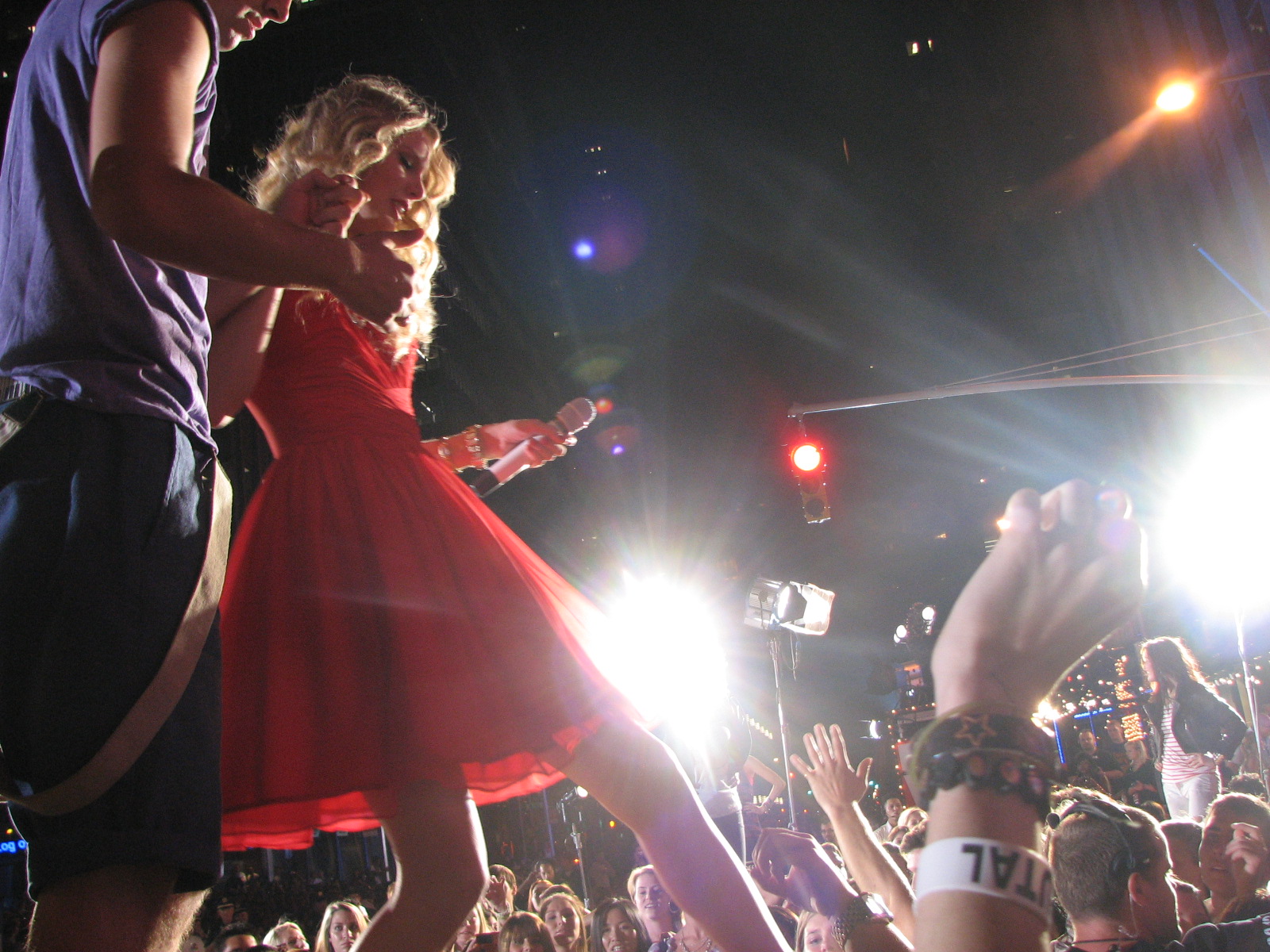 Taylor Swift podczas występu na MTV Video Music Awards w 2009 roku, schodzi ze sceny po części występu