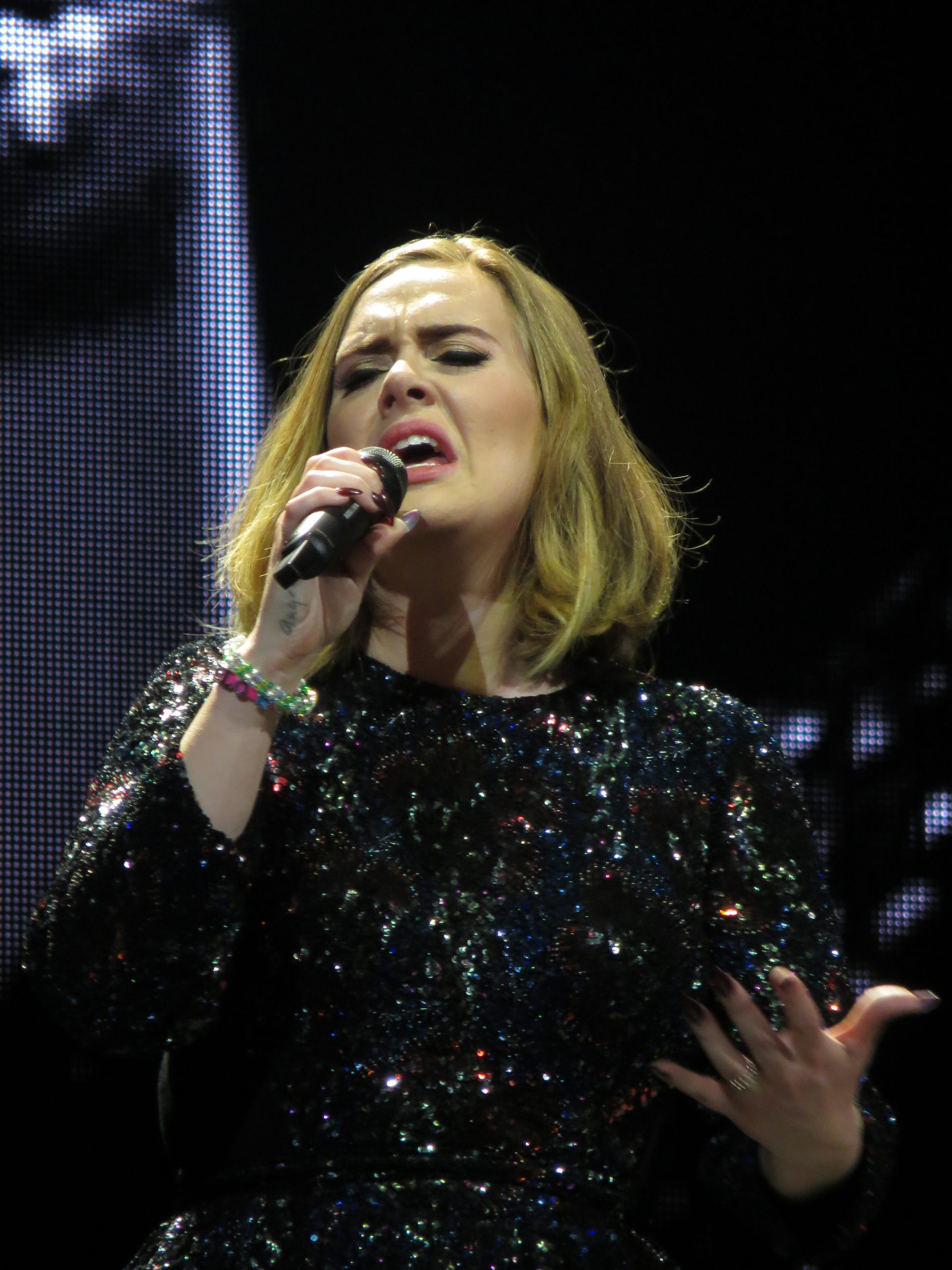 Adele na scenie podczas koncertu w Glasgow w marcu 2016 roku