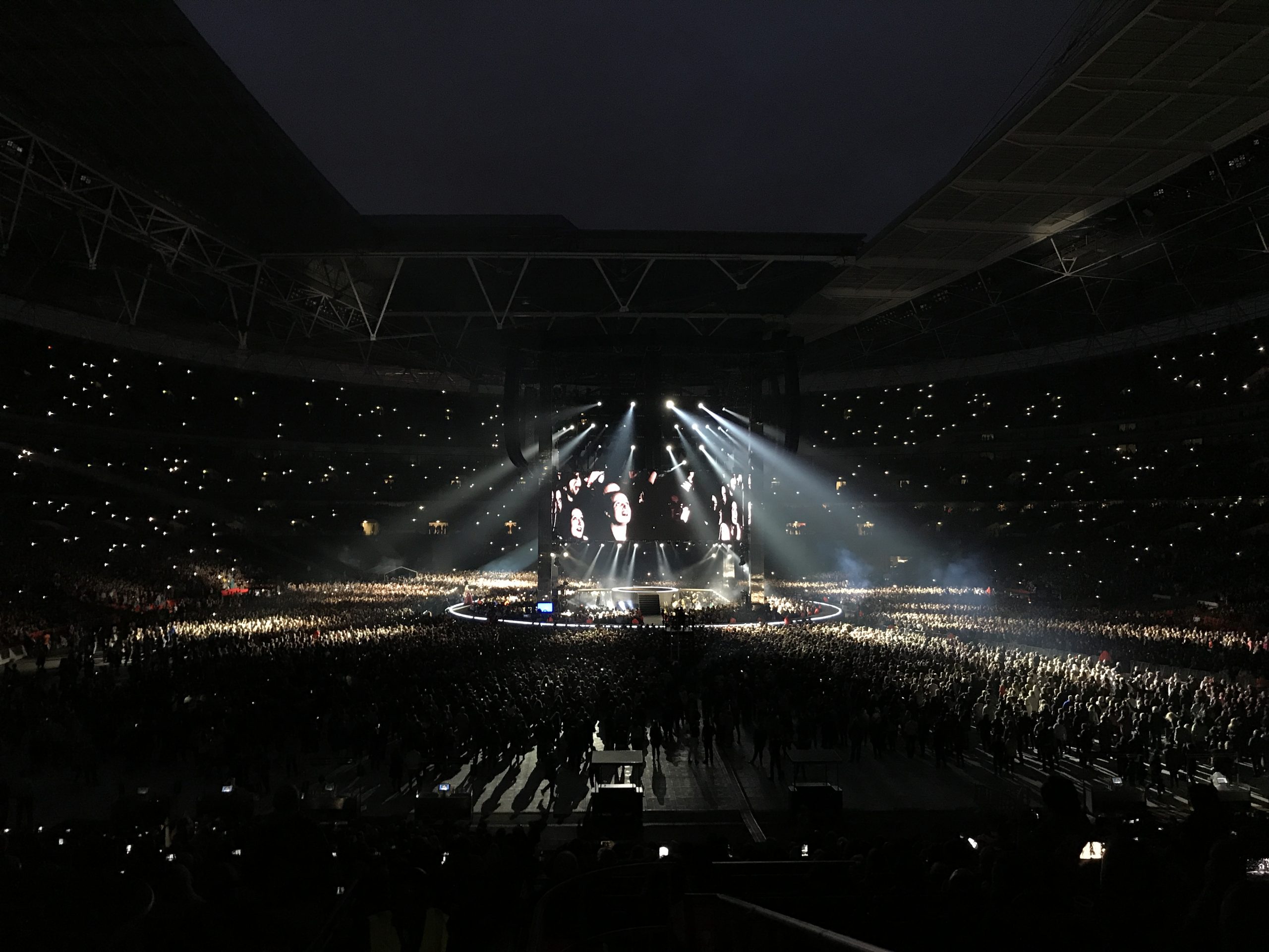 Adele na scenie stadionu Wembley w Londynie podczas koncertu w czerwcu 2017 roku