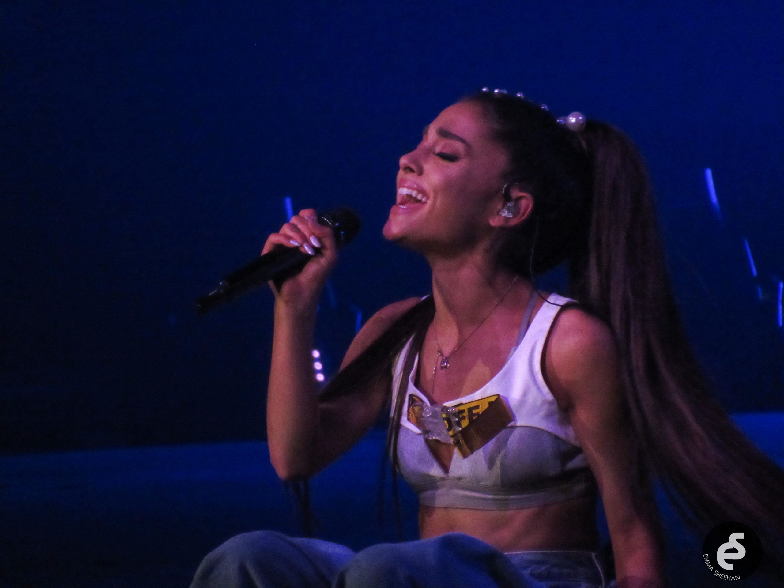 Ariana Grande na trasie Dangerous Woman Tour w Manchesterze w stanie New Hampshire 19 lutego 2017 roku. Fotografia ilustracyjna, nie z teledysku.