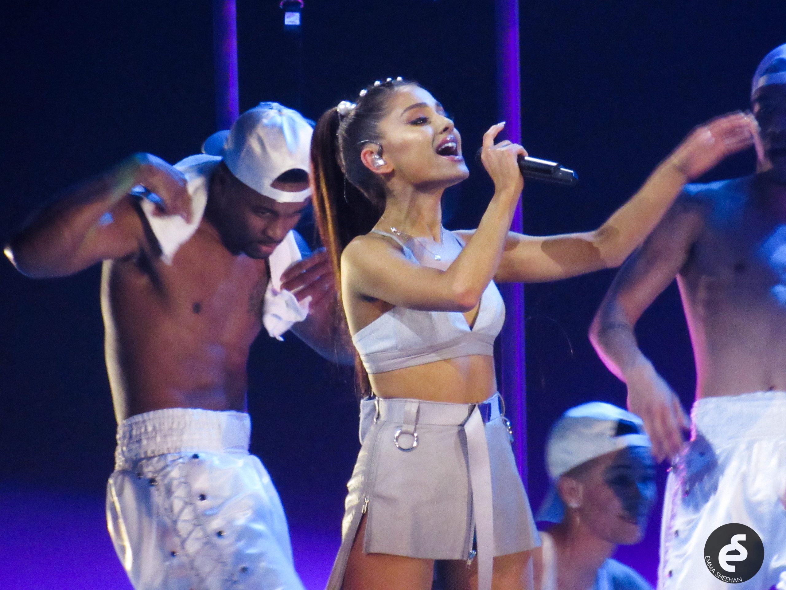 Ariana Grande występuje na Dangerous Woman Tour w Manchesterze w stanie New Hampshire 19 lutego 2017 roku