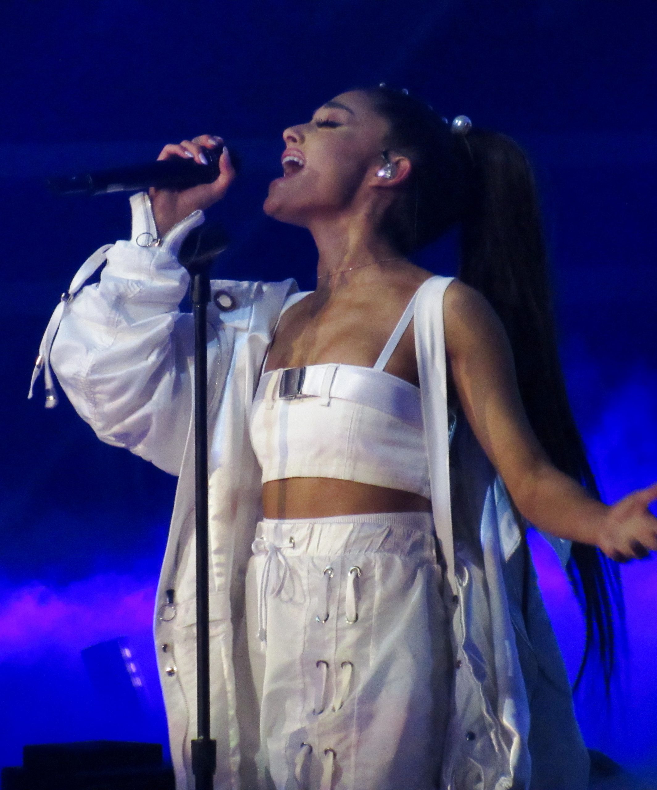 Ariana Grande śpiewa na scenie podczas trasy Dangerous Woman Tour w Manchesterze w lutym 2017 roku