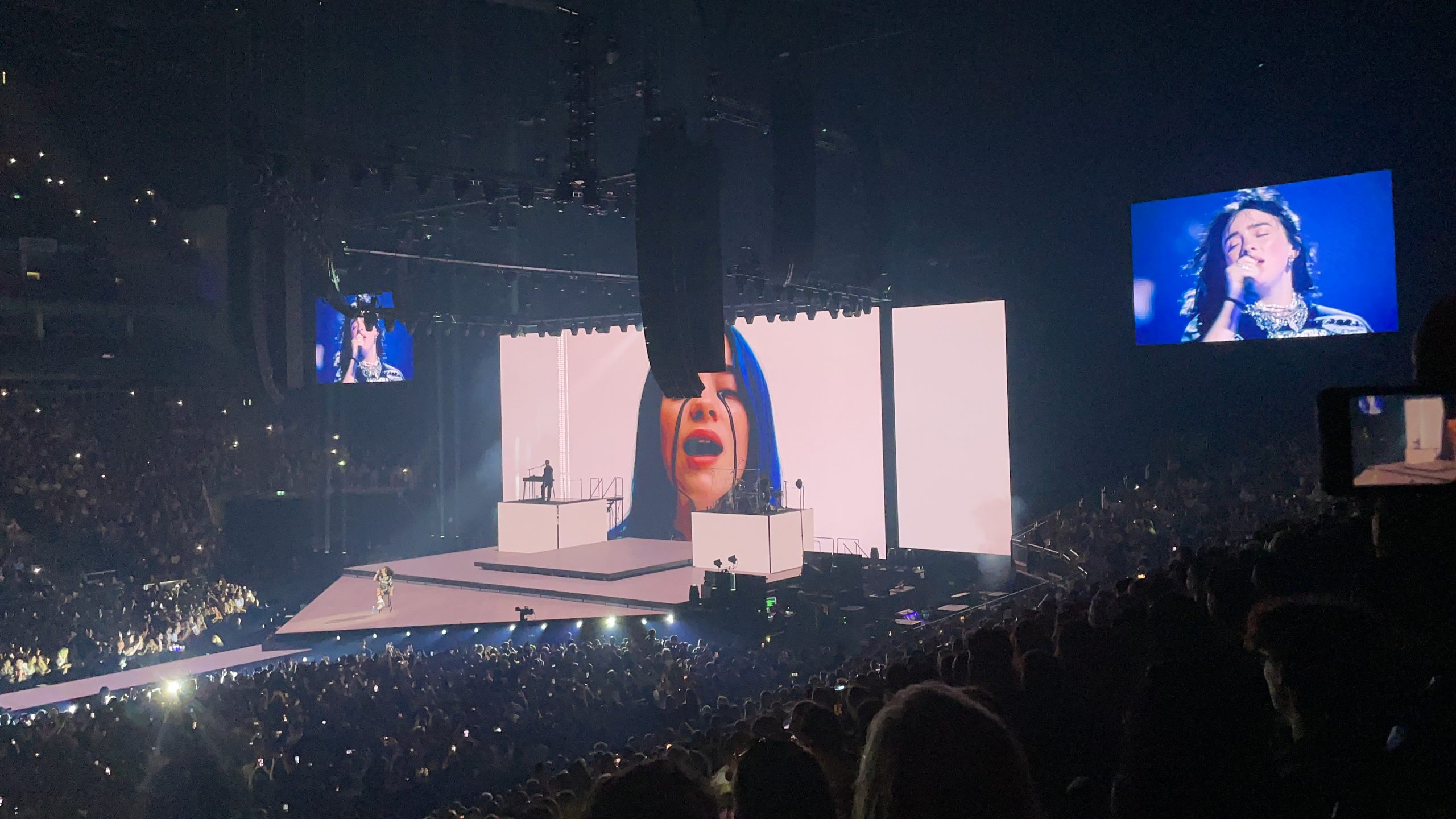 Billie Eilish podczas występu na scenie O2 Arena w Londynie 26 czerwca 2022 roku