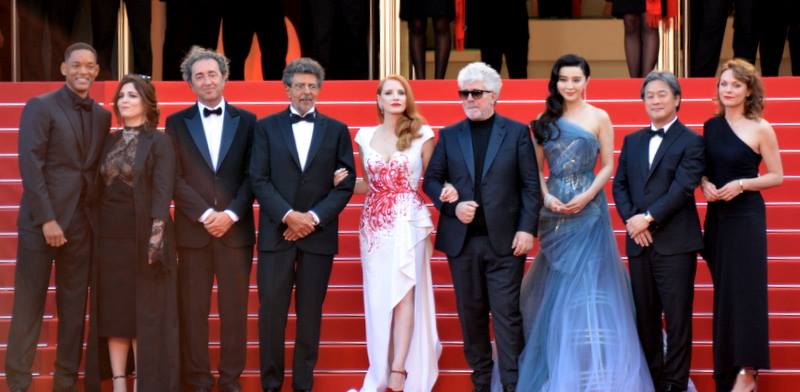 Jury Cannes 2017 - Will Smith, Pedro Almodovar i Jessica Chastain Wspólne zdjęcie całego jury Cannes 2017, między innymi Pedro Almodóvar, Jessica Chastain i Will Smith