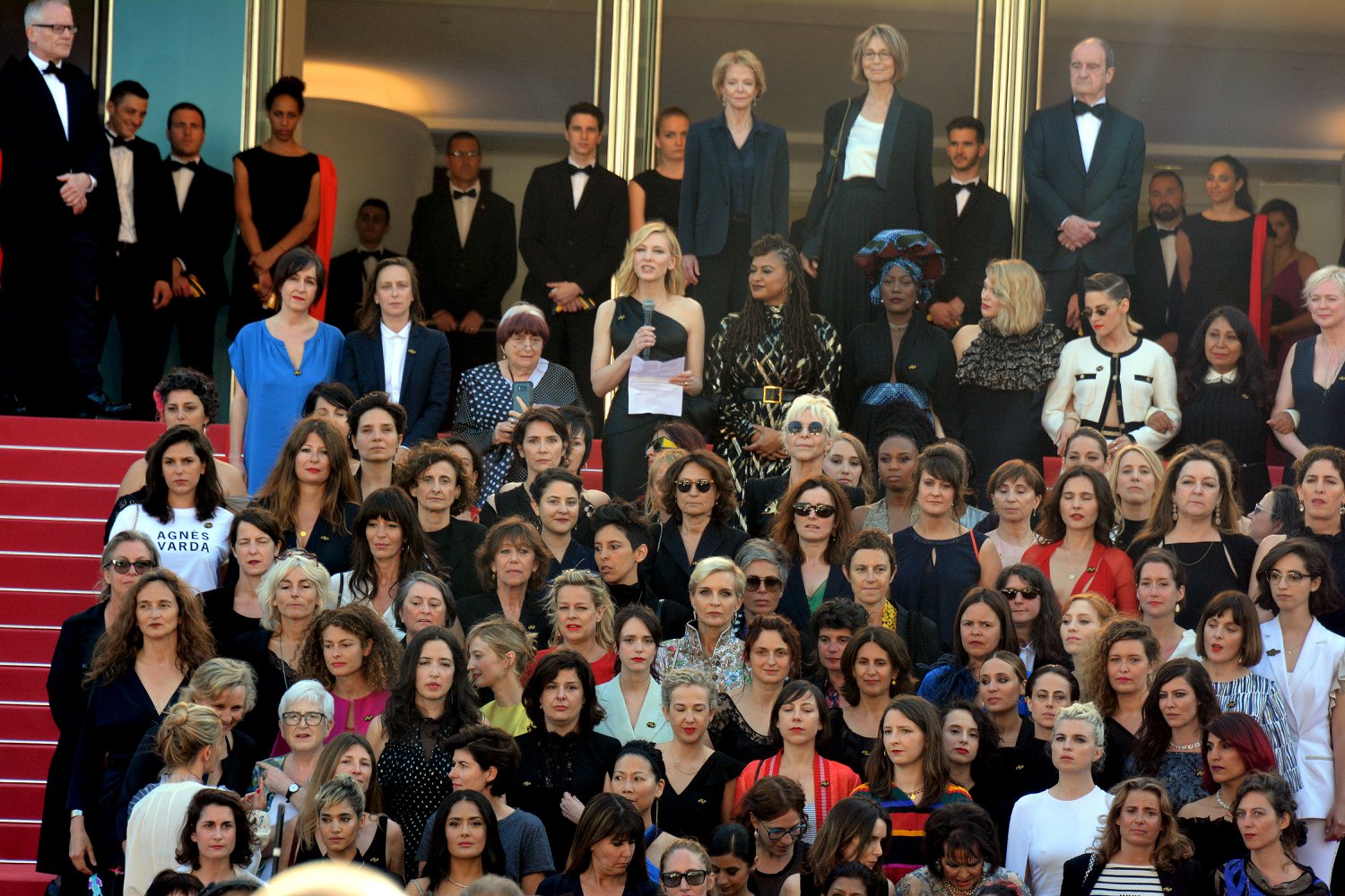 Dziesiątki aktorek i reżyserek z Cate Blanchett na czerwonych schodach festiwalu Cannes 12 maja 2018 roku podczas protestu o równość