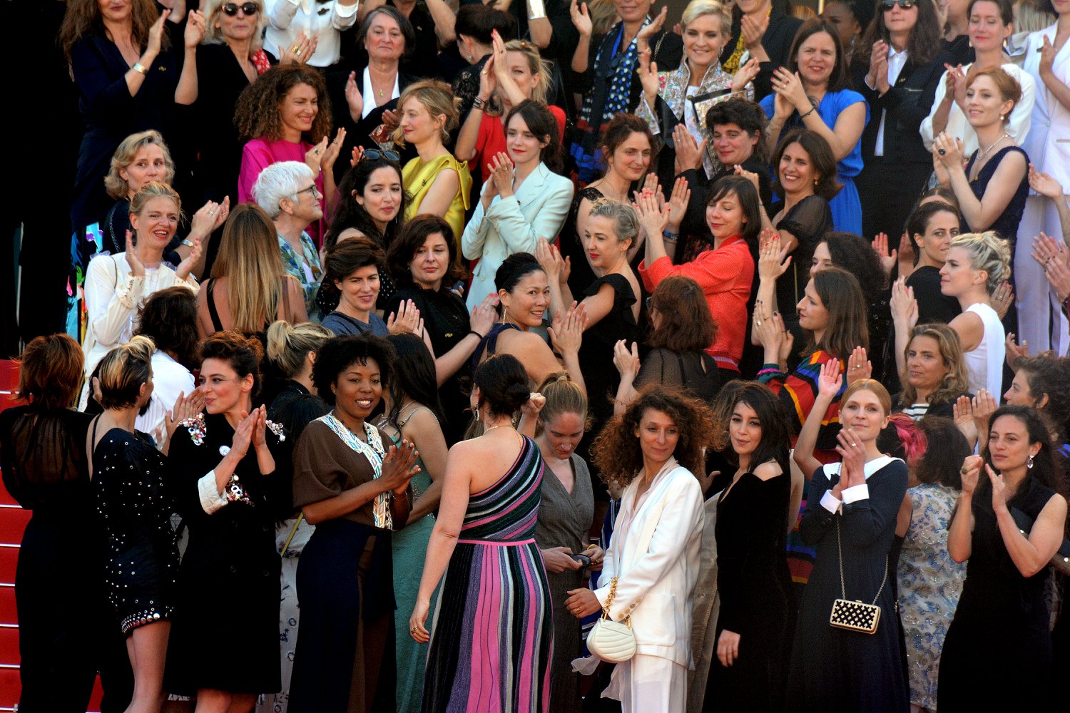 82 kobiety protestują podczas festiwalu w Cannes 2018 Aktorki i reżyserki stoją razem na czerwonych schodach w Cannes podczas protestu na rzecz równości kobiet w kinie w 2018 roku