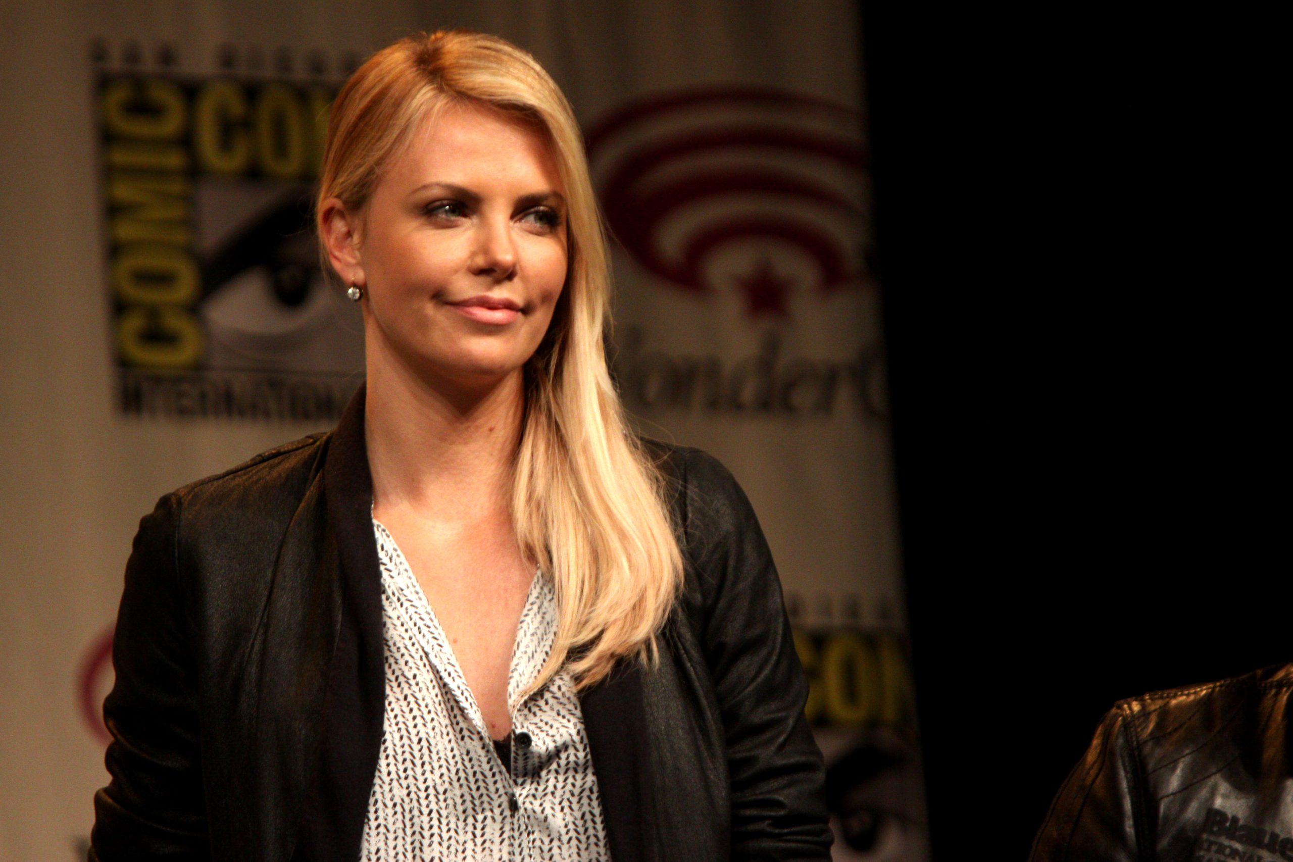 Charlize Theron podczas WonderCon w marcu 2012 roku, przed rozpoczęciem zdjęć do Mad Max: Na drodze gniewu