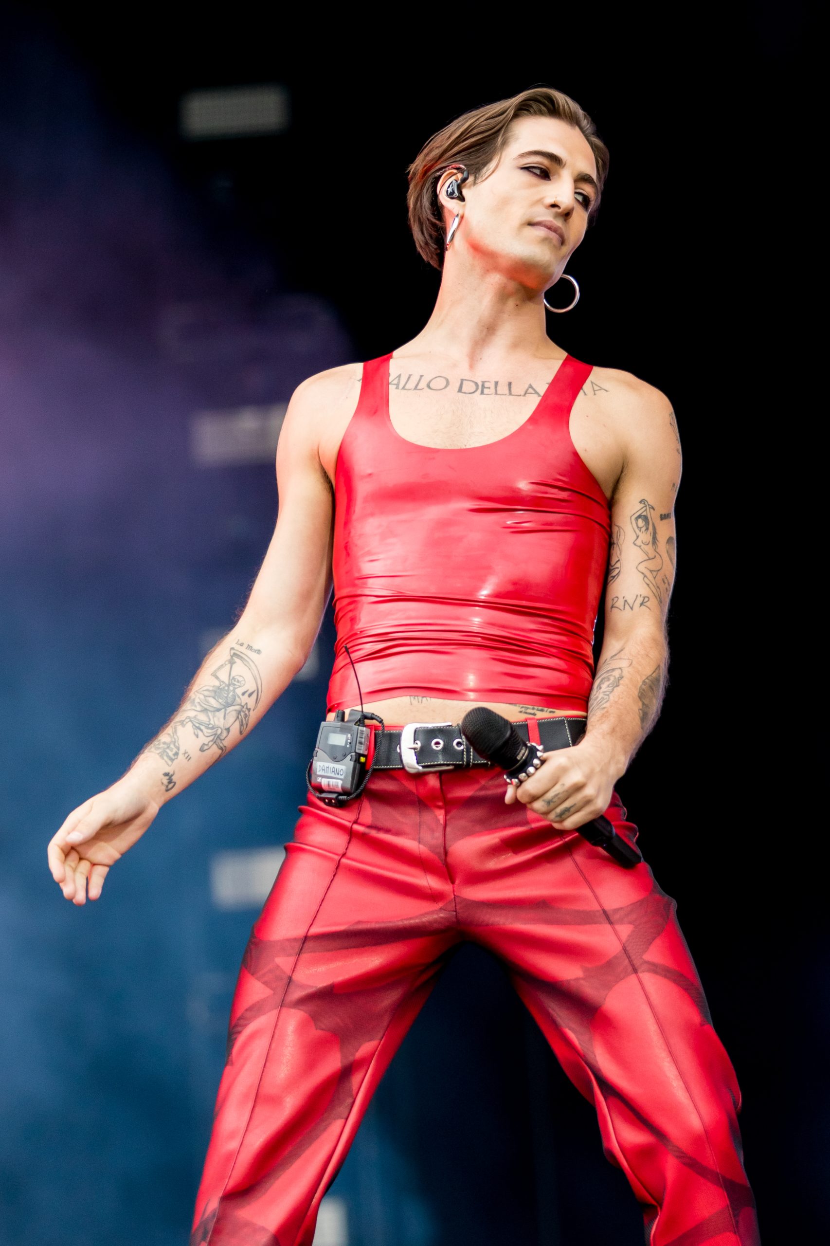 Damiano David na Rock am Ring 2022 - Måneskin Damiano David, wokalista Måneskin, na scenie festiwalu Rock am Ring 2022 w czerwonym stroju