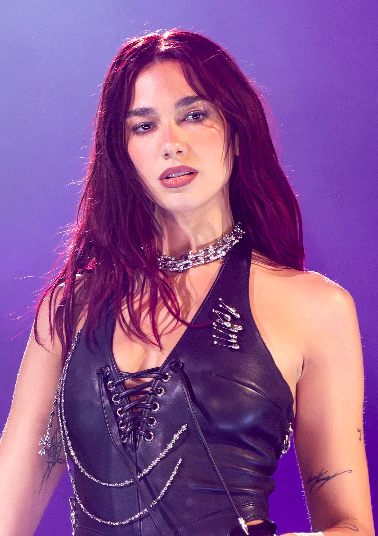 Dua Lipa na scenie Pyramid Stage podczas Glastonbury Festival 28 czerwca 2024 roku, fotografia z rzeczywistego koncertu