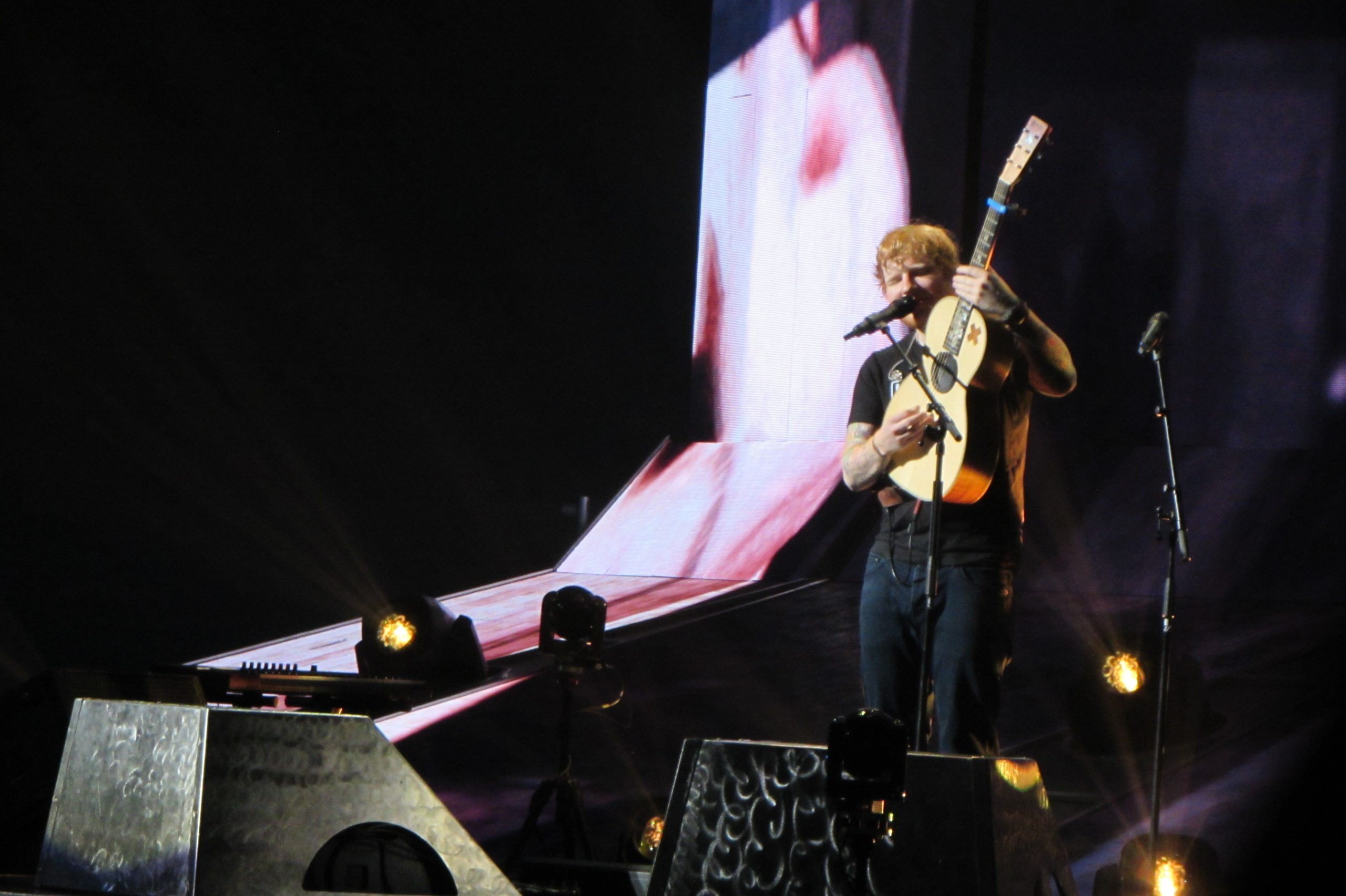 Ed Sheeran występuje w Nowym Jorku 1 października 2017 roku, kilka miesięcy po gościnnym występie w Grze o tron
