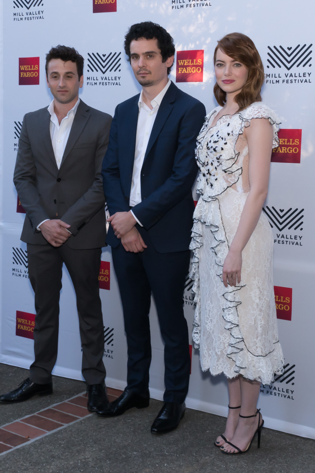 Emma Stone i twórcy La La Land w 2016 roku Emma Stone z kompozytorem Justinem Hurwitzem i reżyserem Damienem Chazelle'em na Mill Valley Film Festival 2016