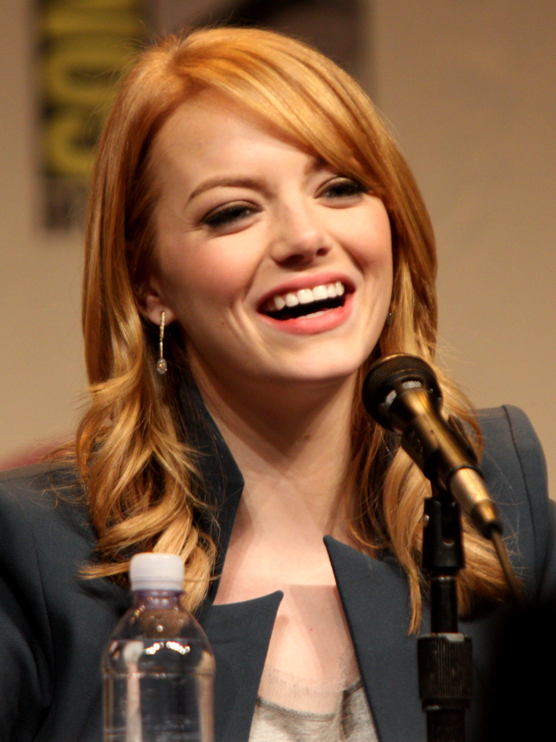Emma Stone na WonderCon w Anaheim 17 marca 2012 roku, zdjęcie ilustracyjne do filmu Cruella z 2021 roku