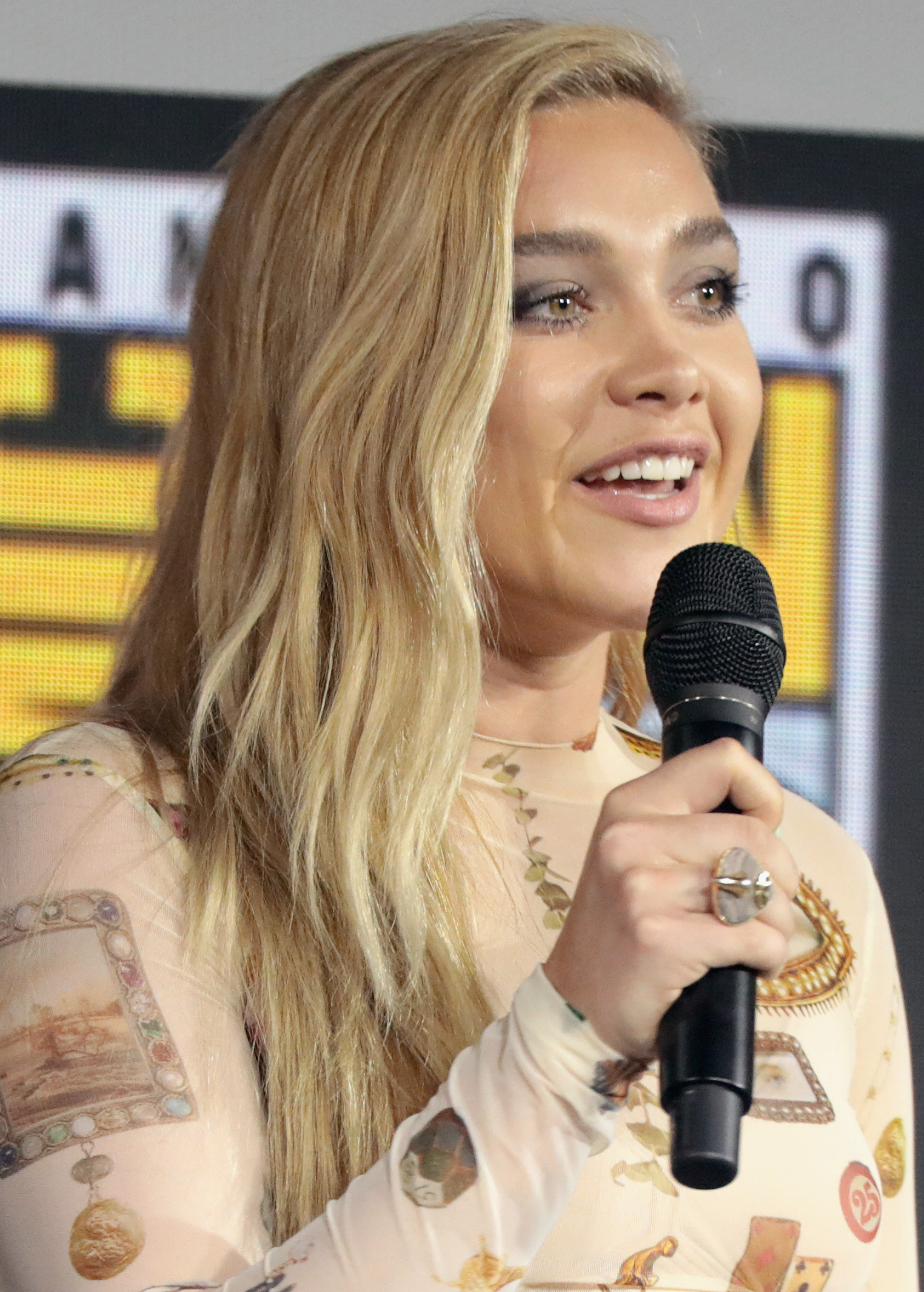 Florence Pugh podczas San Diego Comic-Con w 2019 roku, zanim zmieniła fryzurę do filmu We Live in Time.