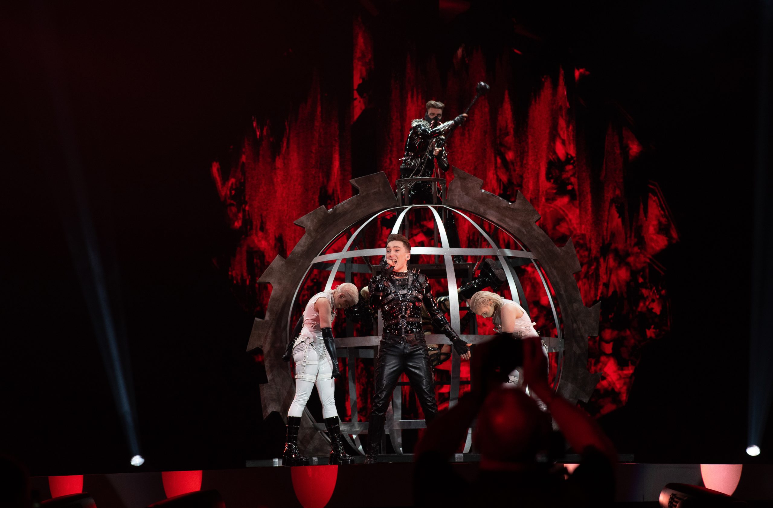 Hatari na scenie Eurowizji 2019 - drugie ujęcie Zespół Hatari podczas próby występu Hatrið mun sigra na Eurowizji 2019