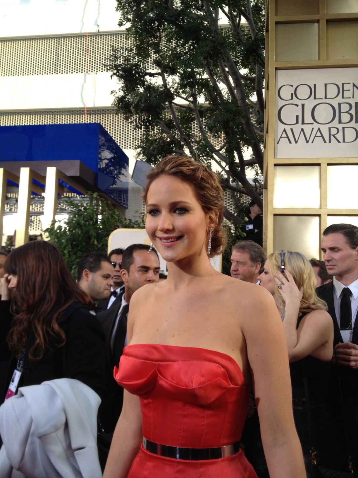 Jennifer Lawrence w czerwonej sukni Diora na czerwonym dywanie Złotych Globów 2013