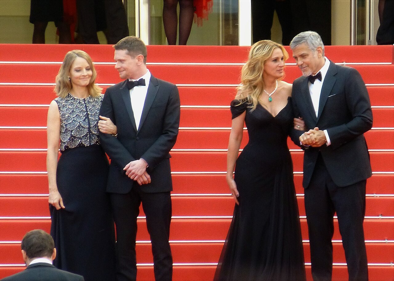Julia Roberts i George Clooney na czerwonym dywanie Cannes Jodie Foster, Jack O'Connell, Julia Roberts i George Clooney pozują wspólnie na czerwonych schodach podczas premiery Money Monster w Cannes w 2016 roku