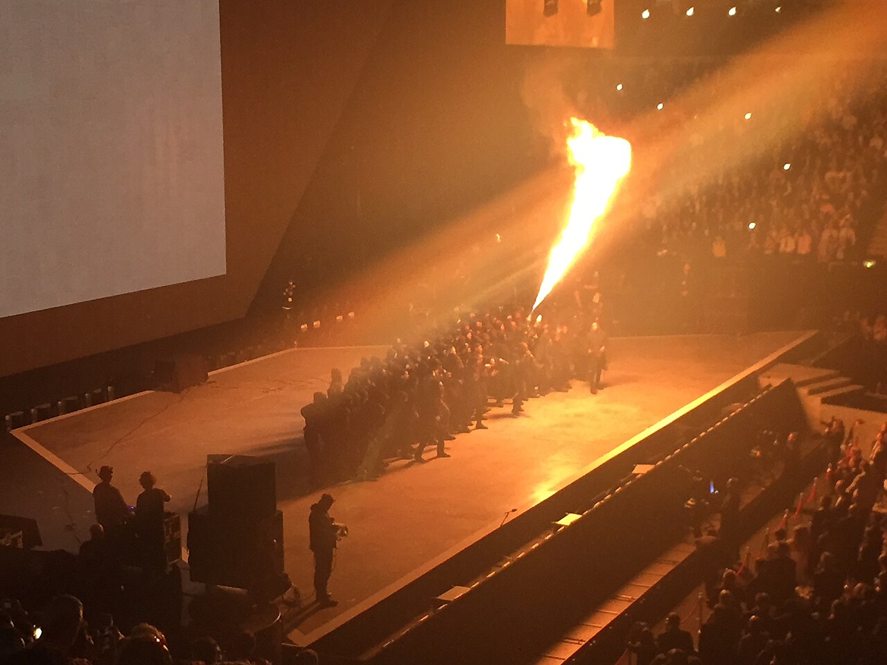 Występ Kanye Westa na BRIT Awards 2015, grupa raperów w bluzach i ogromne płomienie na scenie londyńskiej O2 Arena