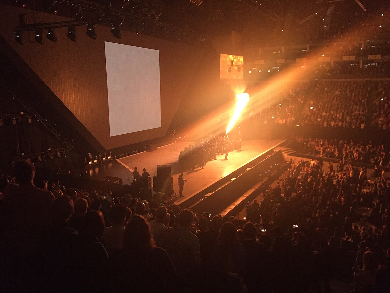 Wyciszany występ Kanye Westa na BRIT Awards 2015 Szeroki kadr z BRIT Awards 2015 z Kanye Westem i grupą artystów ubranych na czarno oraz ogniem na scenie