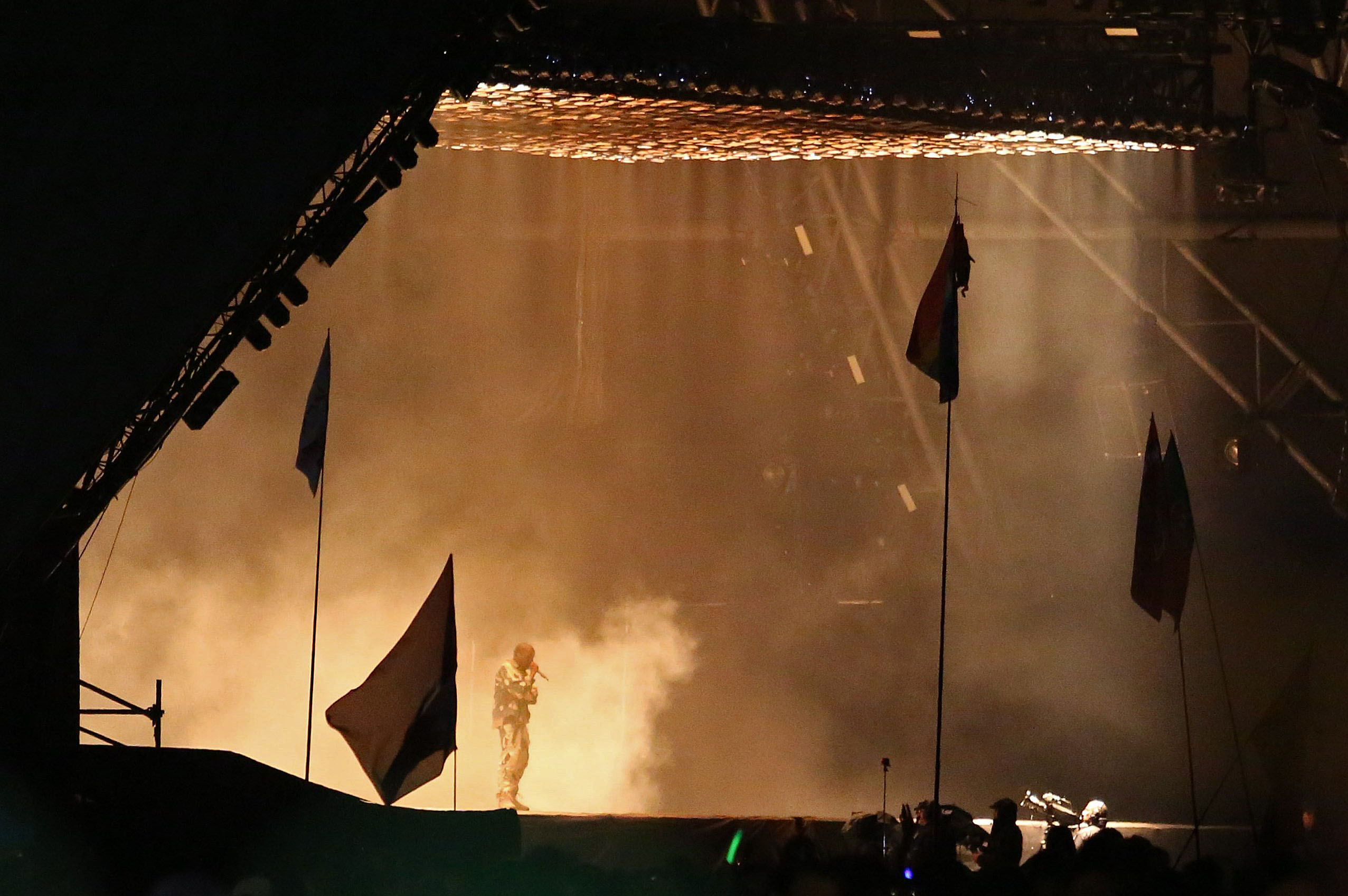 Kanye West w dżinsowej kurtce rapuje na Pyramid Stage podczas Glastonbury 27 czerwca 2015 roku