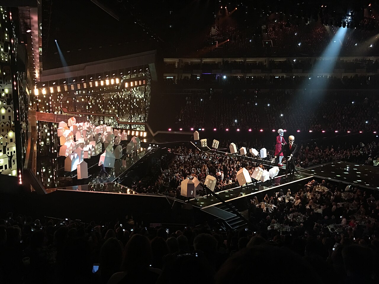 Scena BRIT Awards 2017 podczas występu Katy Perry z wieloma tańczącymi domami i dwoma wysokimi szkieletami