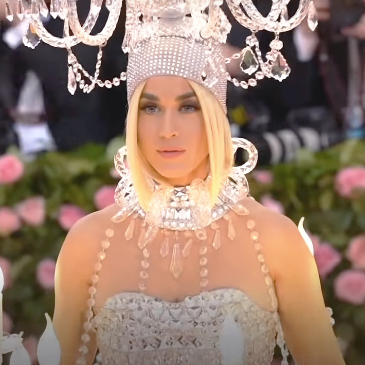 Katy Perry w kostiumie żyrandola na Met Gali 2019. Kadr ze źródłowego nagrania Cosmopolitan UK, Wikimedia Commons; wykonano wycinek kadru filmowego.