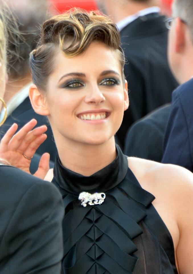 Kristen Stewart na Festiwalu Filmowym w Cannes 2018 Kristen Stewart na czerwonym dywanie Cannes 2018, z krótką zaczesaną fryzurą i ciemną stylizacją