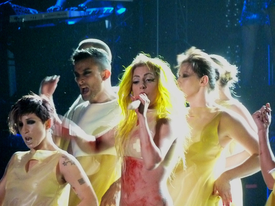 Lady Gaga wykonuje piosenkę Born This Way podczas trasy Monster Ball w Atlantic City w lutym 2011 roku