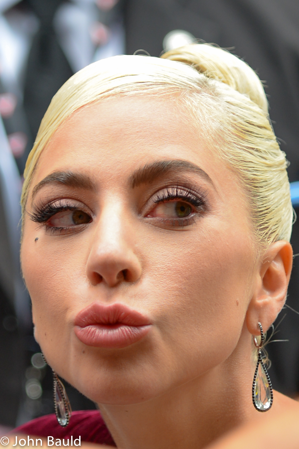 Lady Gaga podczas występu w 2018 roku, fotografia ilustracyjna do Paparazzi na MTV VMA 2009