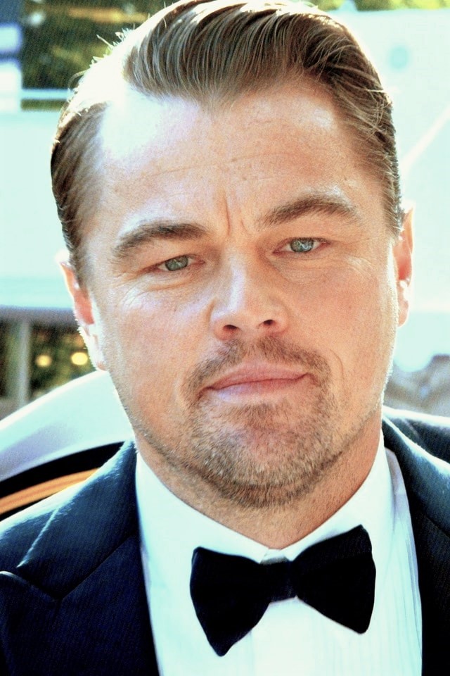 Leonardo DiCaprio na Cannes 2019 Leonardo DiCaprio w smokingu i czarnej muszce na festiwalu w Cannes w maju 2019 roku