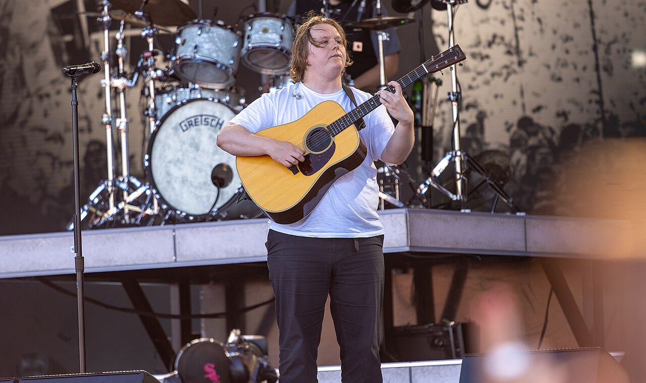 Lewis Capaldi śpiewa podczas koncertu na Pyramid Stage festiwalu Glastonbury 24 czerwca 2023 roku